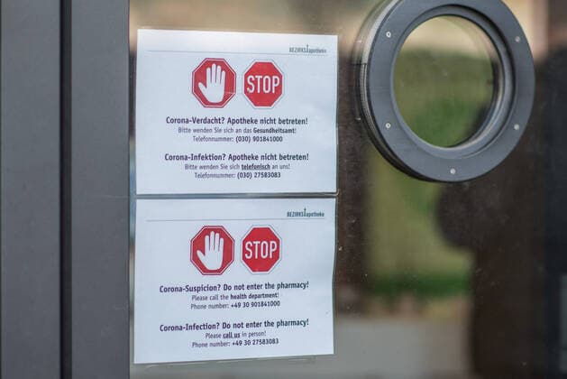 Gesundheit Corona-Virus Auswirkung Auswirkungen der Corona-Krise. Im Bild: Hinweisschilder an der Eingangstuer einer Berliner Apotheke. Es sollen nicht mehr als 6 Kunden gleichzeitig in der Apotheke sein, gegebenenfalls sollen die Kunden vor der Tuer warten. Bei Fieber, bestaetigter Corona-Infektion oder angeordneter Quarantaene soll der Botendienst angerufen werden. Bei Corona-Verdacht sollen die Kunden die Apotheke nicht betreten und das Gesundheitsamt anrufen. 17.3.2020, Berlin