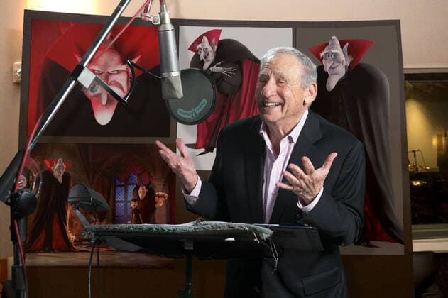 HOTEL TRANSYLVANIA 2, Mel Brooks in studio recording voice for character Vlad, 2015. ph: Darren Michaels Sony Pictures courtesy Everett Collection Sony Pictures Courtesy Everett Collection !ACHTUNG AUFNAHMEDATUM GESCHÃ„TZT! PUBLICATIONXNOTxINxCANxCHNxFRAxITAxJPNxNORxPOLxRUSxESPxUKxUSA Copyright: xSonyxPictures CourtesyxEverettxCollectionx MCDHOTR EC083