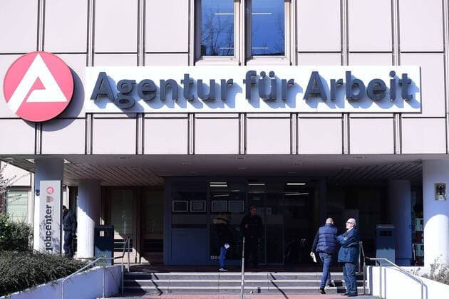 Agentur für Arbeit am 17.03.2020 in Duisburg ( Nordrhein-Westfalen ) Die Bundesagentur für Arbeit ( BA, ehemals Bundesanstalt für Arbeit, umgangssprachlich Arbeitsamt ) ist die Verwaltungsträgerin der deutschen Arbeitslosenversicherung mit Sitz in Nürnberg.