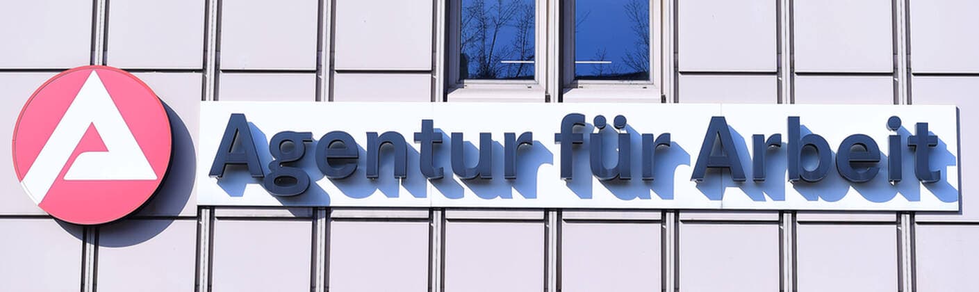 Agentur für Arbeit am 17.03.2020 in Duisburg ( Nordrhein-Westfalen ) Die Bundesagentur für Arbeit ( BA, ehemals Bundesanstalt für Arbeit, umgangssprachlich Arbeitsamt ) ist die Verwaltungsträgerin der deutschen Arbeitslosenversicherung mit Sitz in Nürnberg.