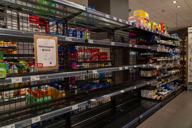 Auswirkungen der Coronavirus Pandemie in Deutschland, Essen, Leere Regale in einem Supermarkt, kein Toilettenpapier mehr auf Lager, Höchstabgabe, Corona Pandemie