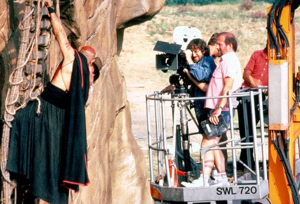 73. Berlinale, Steven Spielberg erhÃ¤lt den Goldenen EhrenbÃ¤ren fÃ¼r sein Lebenswerk Director Steven Spielberg filming a scene for INDIANA JONES AND THE TEMPLE OF DOOM, 1984, (c) Paramount courtesy Everett Collection Paramount Courtesy Everett Collection !ACHTUNG AUFNAHMEDATUM GESCHÃ„TZT! PUBLICATIONXNOTxINxCANxCHNxFRAxITAxJPNxNORxPOLxRUSxESPxUKxUSA Copyright: xParamount CourtesyxEverettxCollectionx MCDINJO EC005