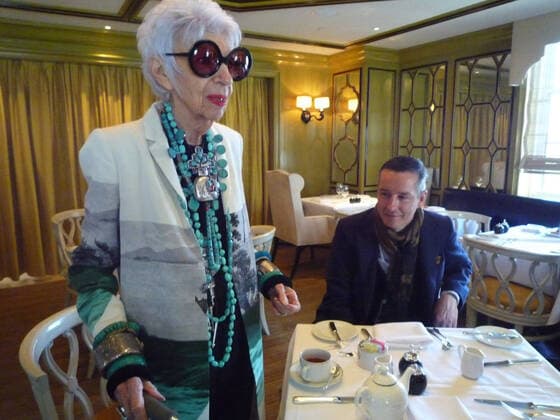 IMAGO ICONS: Iris Apfel IRIS, l-r: Iris Apfel, Dries Van Noten, 2014. Magnolia Pictures courtesy Everett Collection Magnolia Pictures Courtesy Everett Collection !ACHTUNG AUFNAHMEDATUM GESCHÃ„TZT! PUBLICATIONXNOTxINxCANxCHNxFRAxITAxJPNxNORxPOLxRUSxESPxUKxUSA Copyright: xMagnoliaxPictures CourtesyxEverettxCollectionx MCDIRIS EC020