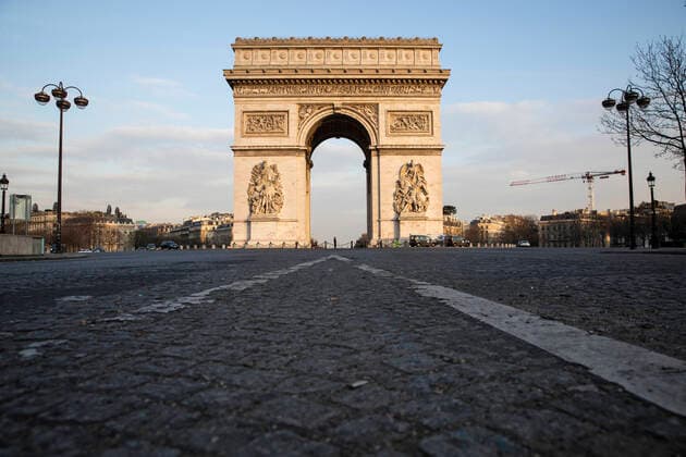 Paris, France, March 17, 2020 - Atmosphere in the streets of Paris after the head of state ordered people to stay home to stop the spread of Covid-19 - Place de l Etoile and its Arc de Triomphe during sunset  Copyright: xAlexisxSciardx