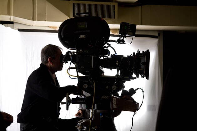 IT S COMPLICATED, cinematographer John Toll, on set, 2009. Ph: Melinda Sue Gordon Universal Courtesy Everett Collection Universal Courtesy Everett Collection !ACHTUNG AUFNAHMEDATUM GESCHÃ„TZT! PUBLICATIONXNOTxINxCANxCHNxFRAxITAxJPNxNORxPOLxRUSxESPxUKxUSA Copyright: xUniversal CourtesyxEverettxCollectionx MCDITCO EC041