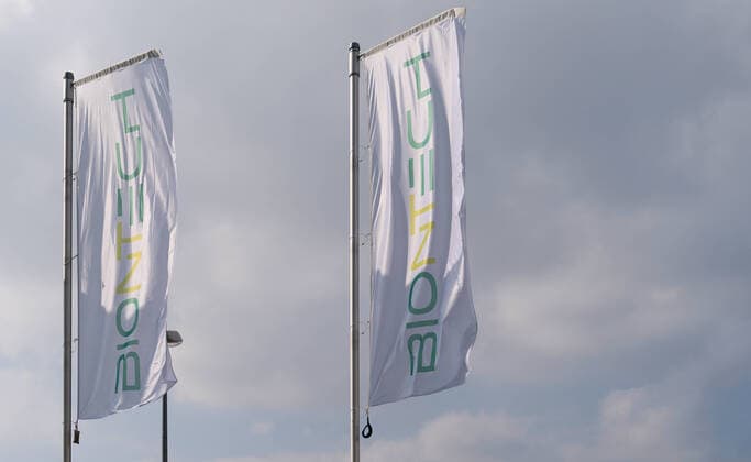 Feature Biontech 17.03.2020, Mainz: Biontech, der Mainzer Spezialist für Immuntherapien, legt im weltweiten Kampf gegen das Coronavirus nach und vermeldet rapide Fortschritte bei der Entwicklung eines Impfstoffes.. Mittlerweile sind ca. 7000 Menschen in Deutschland an dem Virus erkrankt. Firmenzentrale in Mainz, Logos, Brands, Schriftzug, Fahnen mit Schriftzug Mainz Rheinland-Pfalz Germany