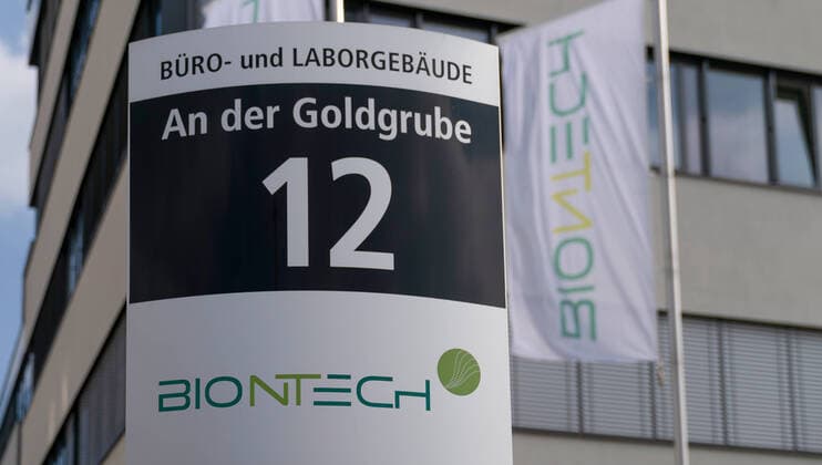 Feature Biontech 17.03.2020, Mainz: Biontech, der Mainzer Spezialist für Immuntherapien, legt im weltweiten Kampf gegen das Coronavirus nach und vermeldet rapide Fortschritte bei der Entwicklung eines Impfstoffes.. Mittlerweile sind ca. 7000 Menschen in Deutschland an dem Virus erkrankt. Firmenzentrale in Mainz, Logos, Brands, Schriftzug, Fahnen mit Schriftzug Mainz Rheinland-Pfalz Germany
