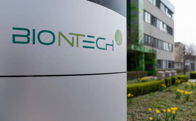Feature Biontech 17.03.2020, Mainz: Biontech, der Mainzer Spezialist für Immuntherapien, legt im weltweiten Kampf gegen das Coronavirus nach und vermeldet rapide Fortschritte bei der Entwicklung eines Impfstoffes.. Mittlerweile sind ca. 7000 Menschen in Deutschland an dem Virus erkrankt. Firmenzentrale in Mainz, Logos, Brands, Schriftzug, Mainz Rheinland-Pfalz Germany