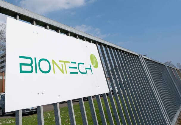 Feature Biontech 17.03.2020, Mainz: Biontech, der Mainzer Spezialist für Immuntherapien, legt im weltweiten Kampf gegen das Coronavirus nach und vermeldet rapide Fortschritte bei der Entwicklung eines Impfstoffes.. Mittlerweile sind ca. 7000 Menschen in Deutschland an dem Virus erkrankt. Firmenzentrale in Mainz, Logos, Brands, Schriftzug, Mainz Rheinland-Pfalz Germany