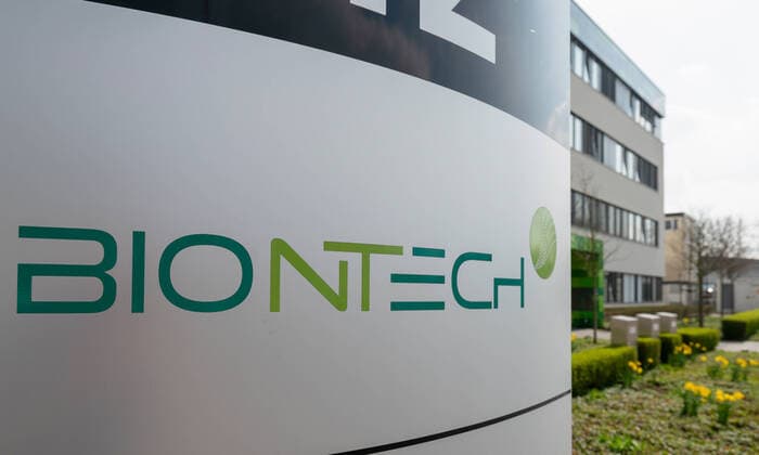 Feature Biontech 17.03.2020, Mainz: Biontech, der Mainzer Spezialist für Immuntherapien, legt im weltweiten Kampf gegen das Coronavirus nach und vermeldet rapide Fortschritte bei der Entwicklung eines Impfstoffes.. Mittlerweile sind ca. 7000 Menschen in Deutschland an dem Virus erkrankt. Firmenzentrale in Mainz, Logos, Brands, Schriftzug, Mainz Rheinland-Pfalz Germany