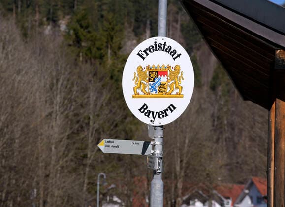 16.03.2020, Grenzsperrung bei Füssen im Allgäu an der B309, Grenze zu Österreich, wegen Corona-Virus-Pandemie, Schild Freistaat Bayern an der Grenze. 16.03.2020, Grenzsperrung zu Österreich wegen Corona-Virus 16.03.2020, Grenzsperrung zu Österreich wegen Corona-Virus