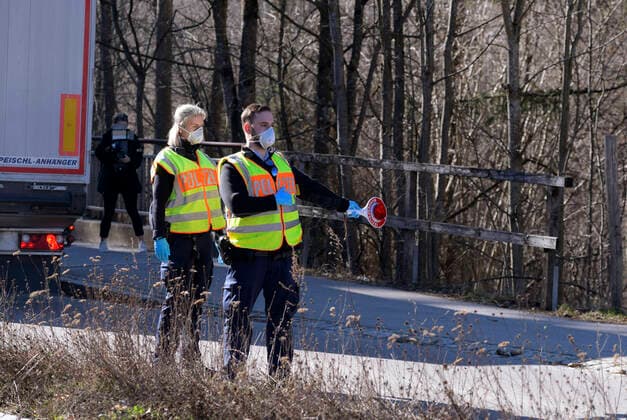 16.03.2020, Grenzsperrung bei Füssen im Allgäu an der B309, Grenze zu Österreich, wegen Corona-Virus-Pandemie, Grenzbeamte halten alle Reisenden an und kontrollieren die Ausnahmegenehmigungen der Fahrer. 16.03.2020, Grenzsperrung zu Österreich wegen Corona-Virus 16.03.2020, Grenzsperrung zu Österreich wegen Corona-Virus