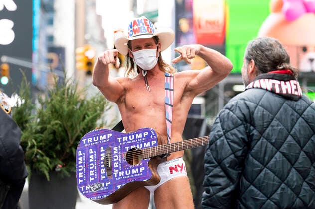 Bilder des Jahres 2020, Entertainment 03 März Entertainment Themen der Woche KW12 March 17, 2020, New York, NY, U.S: March 17, 2020 - New York, NY, United States: The NAKED COWBOY performing and wearing a face mask in Times Square in New York City. New York U.S. - ZUMAb161 20200317_zap_b161_022 Copyright: xMichaelxBrochsteinx