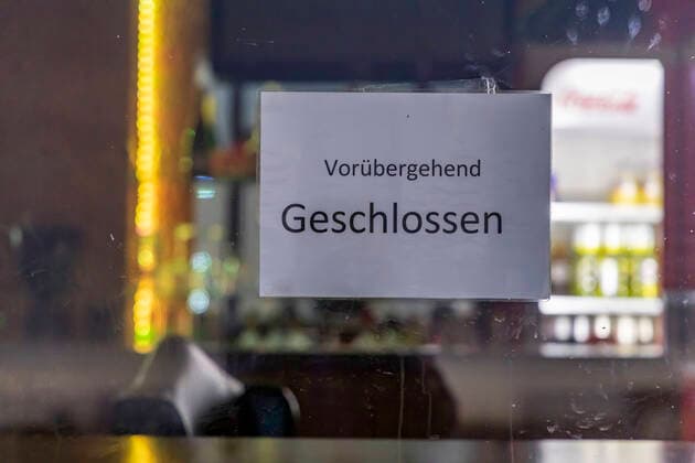 DEU, Deutschland, Baden-Württemberg, Stuttgart, 17.03.2020: Hier pulsiert gewöhnlich das Leben. Die Kneipen rund um den Hans im Glück-Brunnen in Stuttgart sind Anziehungspunkt für die Szene. Eine Allgemeinverfügung, die das öffentliche Leben weitgehend lahm legt, betrifft auch Gaststätten und Pubs.