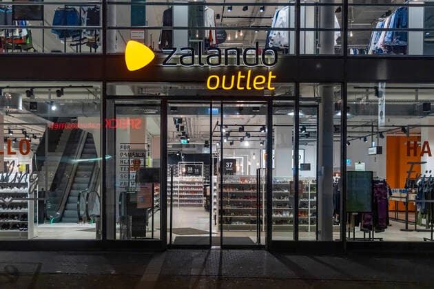DEU, Deutschland, Baden-Württemberg, Stuttgart, 17.03.2020: Store des Online-Versandhändlers Zalando in der Stuttgarter City. Auf 1200 Quadratmetern Verkaufsfläche sollen in erster Linie Retouren an Frau und an Mann gebracht werden. Getreu dem Motto Schrei vor Glück oder schick˜s zurück wird jede zweite Lieferung von Zalando vom Kunden zurückgeschickt.