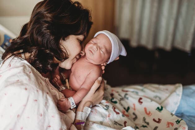 Close up detail of mother kissing newborn son in hospital San Diego, CA, United States ,model released, Symbolfoto CR_KESM200220-260970-01