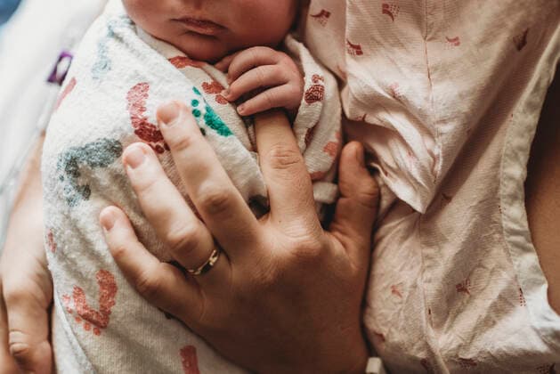 IMAGO Creative, Gesellschaft, Immer mehr Menschen haben Angst vor der Zukunft IMAGO Creative: Resilienz Macro overhead view of mother holding newborn boy s fingers in hospita San Diego, CA, United States ,model released, Symbolfoto CR_KESM200220-261008-01