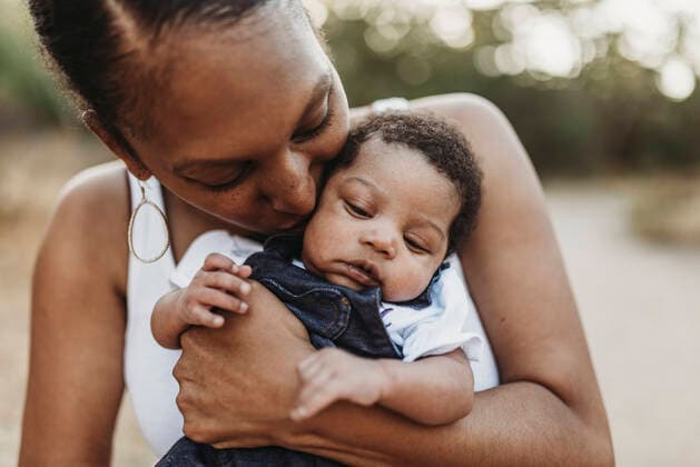 IMAGO Creative: Mutterschaft Close up portrait of young mother holdiing infant daughter outside San Diego, CA, United States ,model released, Symbolfoto CR_KESM200220B-196630-01