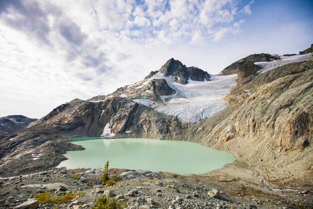 IMAGO Nature: Unsere Erde, Klimawandel, Gletscherschmelze Locomotive Mountain, glacier and alpine lake, B.C. Canada. Whistler, BC, Canada CR_JDIP200220B-282672-01