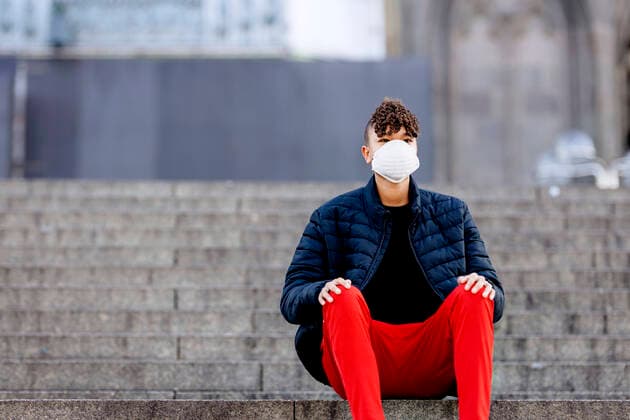 Eine Passantin posiert mit Atemschutzmaske auf der Domtreppe. Köln, 18.03.2020 *** A passer-by poses with a breathing mask on the cathedral steps Cologne, 18 03 2020 Foto:xC.xHardtx xFuturexImage