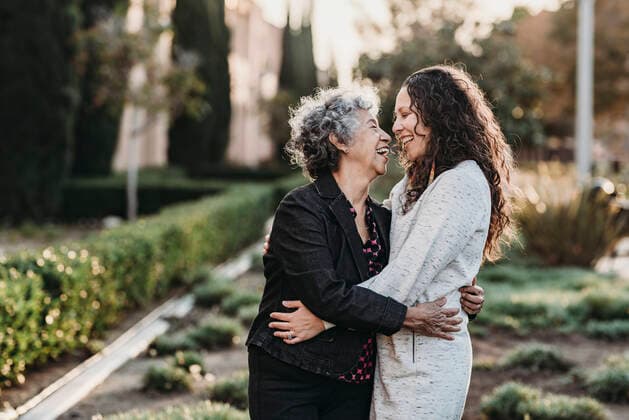 IMAGO Creative: Mutterschaft Active senior grandmother and adult daughter hugging outside San Diego, CA, United States ,model released, Symbolfoto CR_KESM200224-295568-01