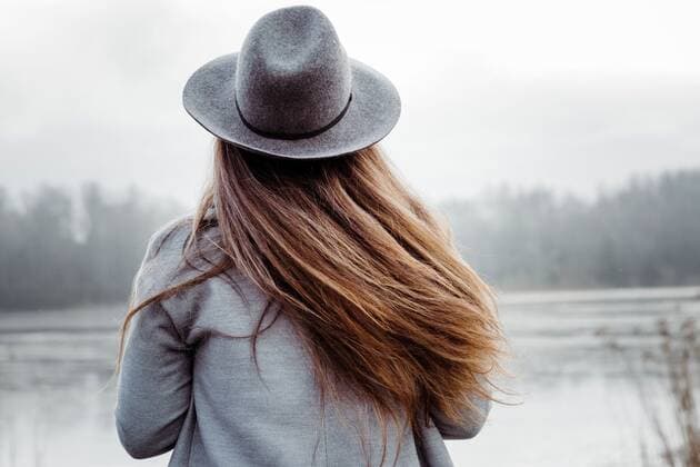 IMAGO Creative: Landleben - Alfresco, Draußen The back of a woman s hair blowing in the wind at the beach in winter NorrtoÂ¤lje, Stockholm County, Sweden ,model released, Symbolfoto CR_RABE200224-308713-01