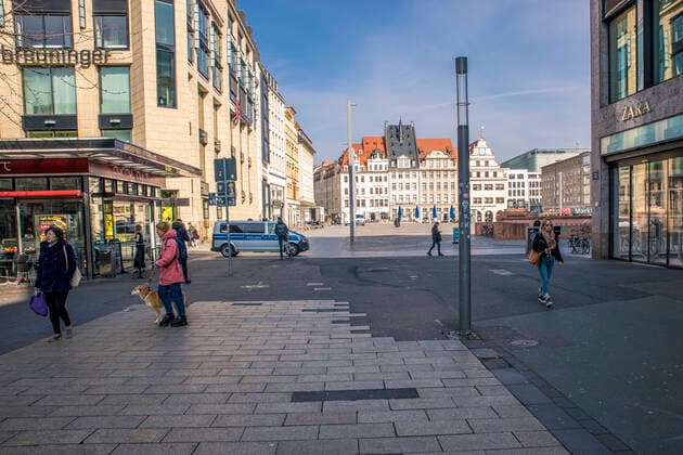 Die Corona Pandemie hat auch Leipzig voll im griff. In der Messestadt sind zahlreiche Geschäfte, vorrangig Modegeschäfte und Elektroläden sind geschlossen oder schließen zeitnah. Die Fußgängerzone ist frequentiert aber allgemein weniger Menschen auf der Straße. Zahlreiche Leute mit Kindern. Restaurants haben die Öffnungszeiten angepasst. Paketdienste liefern dennoch ihre Pakete aus.