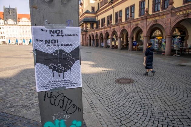 Die Corona Pandemie hat auch Leipzig voll im griff. In der Messestadt sind zahlreiche Geschäfte, vorrangig Modegeschäfte und Elektroläden sind geschlossen oder schließen zeitnah. Die Fußgängerzone ist frequentiert aber allgemein weniger Menschen auf der Straße. Zahlreiche Leute mit Kindern. Restaurants haben die Öffnungszeiten angepasst. Paketdienste liefern dennoch ihre Pakete aus.