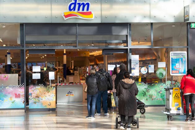 Eine Warteschlange vor einem Drogeriemarkt dm in Essen, die Kunden werden nur in kleinen Gruppen in die Filiale gelassen, Rathaus-Galerie Essen,17.03.2020.