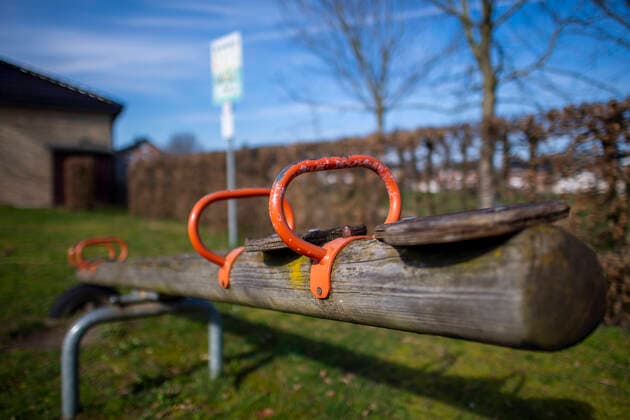 Spielplatz in Rietberg Gesellschaft: Kinder, Corona-Virus, Feature, Spielplatz in Rietberg am 17.03.2020. Eine Wippe auf einem leeren Spielplatz. Anfang der Woche haben sich die Bundesregierung und die Ministerpräsidenten der Länder auf drastische Maßnahmen verständigt. Dazu gehört unter anderem die Schließung von Kindergärten, Kitas und Spielplätzen. Rietberg Nordrhein-Westfalen Deutschland Copyright: xKirchner-Mediax