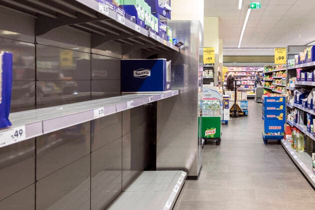 Leere Regale durch Hamsterkäufe bei einem Discounter