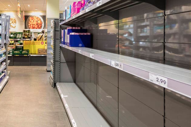 Leere Regale durch Hamsterkäufe bei einem Discounter