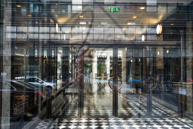 Shutdown Corona Menschenleer gibt sich das, sonst so belebte, schöne Einkaufscenter, Quartier 206 an der Friedrichstrasse in Berlin. Shutdown-Corona in Berlin; Leere Strassen; Kaum Menschen; Stillstand; Stillstand Öffentliches Leben; Angst vor Ansteckung; Berlins Mitte leergefegt; Leergefegt; Shoppingcenter; Quartier 206; Friedrichstrasse; Ladenschliessungen; Umsatzeinbussen; Umsatzverluste. Berlin Berlin Deu