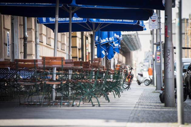 Bilder des Jahres 2020, News 03 März News Bilder des Tages Shutdown Corona Komplett leere Restaurants an der sonst so stark frequentierten Charlottenstrasse, direkt am Gendarmenmarkt. Shutdown-Corona in Berlin; Leere Strassen; Kaum Menschen; Stillstand; Stillstand Öffentliches Leben; Angst vor Ansteckung; Berlins Mitte leergefegt; Leergefegt; Ladenschliessungen; Umsatzeinbussen; Umsatzverluste. Berlin Berlin Deu *** Shutdown Corona Completely empty restaurants on Charlottenstrasse, which is otherwise so busy, directly at the Gendarmenmarkt Shutdown Corona in Berlin Empty streets Hardly any people Stand still Public life Fear of contagion Berlin Mitte Empty swept Empty swept Shop closures Loss of sales Loss of sales Berlin Berlin Deu