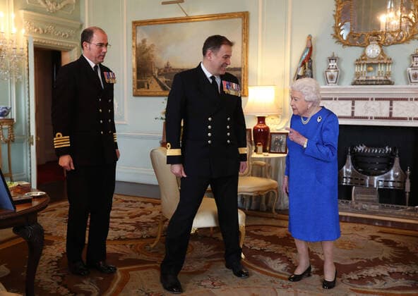 Bilder des Jahres 2020, Entertainment 03 März Entertainment Themen der Woche KW12 News Bilder des Tages . 18 03 2020. London, United Kingdom. Queen Elizabeth II receives Commodore Stephen Moorhouse (centre, outgoing Commanding Officer, HMS Queen Elizabeth) and Captain Angus Essenhigh (incoming Commanding Officer), during a private audience in the QueenÕs Private Audience Room, at Buckingham Palace in London  xPoolx xi-Imagesx IIM-20930-0006