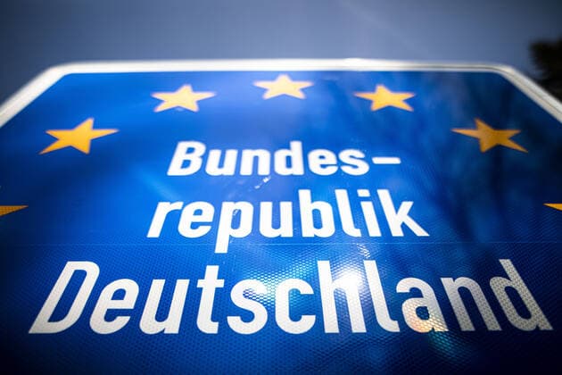 Ein Schild markiert das Staatsgebiet von Deutschland an der tschechischen Grenze in Jonsdorf, 18.03.2020. In der Nacht vom 14.03. zum 15.03. wurden die Grenzen zwischen Deutschland und Polen sowie Tschechien geschlossen, um die Ausbreitung des Coronaviruses einzudaemmen. Jonsdorf Deutschland