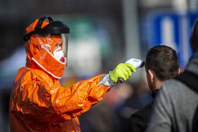 News Bilder des Tages Maenner in Schutzkleidung messen die Koerpertemperatur bei Einreisenden an der deutsch-polnischen Grenze zu Zgorzelec in Goerlitz, 18.03.2020. In der Nacht vom 14.03. zum 15.03. wurden die Grenzen zwischen Deutschland und Polen sowie Tschechien geschlossen, um die Ausbreitung des Coronaviruses einzudaemmen. Goerlitz Deutschland