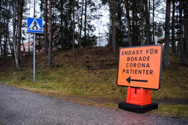 200318 Skylt för Corona patienter pa Karolinska Huddinge med anledning av spridningen av Covid-19 den 18 mars 2020 i Stockholm. Copyright: SIMONxHASTEGARD 47078934st