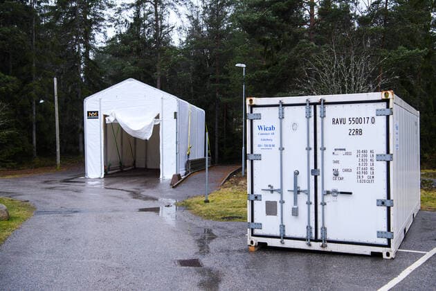 200318 Saneringsplats för Ambulanser pa Karolinska Huddinge med anledning av spridningen av Covid-19 den 18 mars 2020 i Stockholm. Copyright: SIMONxHASTEGARD 47078937st