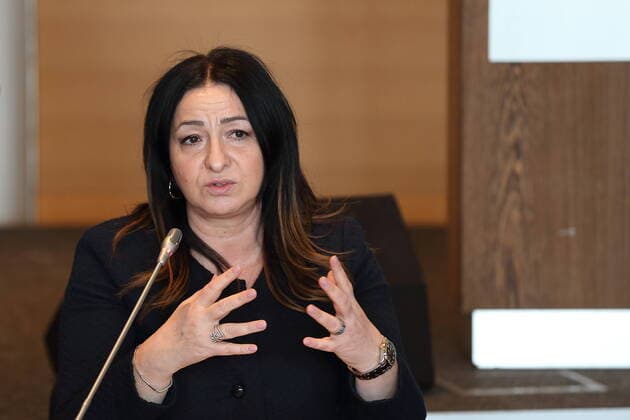 Dilek Kalayci (SPD, Berliner Senatorin für Gesundheit, Pflege und Gleichstellung) während einer Pressekonferenz zu Ergebnissen einer gemeinsamen Kabinettssitzung der Länder Brandenburg und Berlin zum Coronavirus, Staatskanzlei, Potsdam, 18. März 2020. Gemeinsame Kabinettssitzung der Länder Berlin und Brandenburg zum Coronavirus *** Dilek Kalayci SPD, Berlin Senator for Health, Nursing and Equality during a press conference on the results of a joint cabinet meeting of the Länder Brandenburg and Berlin on coronavirus, State Chancellery, Potsdam, 18 March 2020 Joint cabinet meeting of the Länder Berlin and Brandenburg on coronavirus