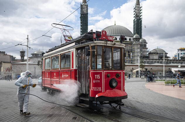 Bilder des Jahres 2020, News 03 März News Bilder des Tages Staff members disinfect the famous Taksim Tram in Taksim square to prevent the spread of the COVID-19, coronavirus on March 18, 2020 in Istanbul, Turkey. Turkey confirmed 1 death and 98 positive cases of novel coronavirus infection in the country. ( Copyright: AkinxCeliktasx-xDepoxPhotos 16700527