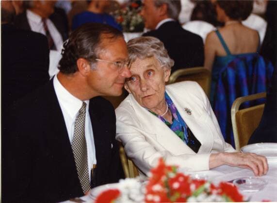 Carl XVI Gustaf, kung Sverige och Astrid Lindgren, författare Sverige , vid Författarförbundets fest. ½ 1993-05-01 (c) KJELLERÅS PETER Aftonbladet IBL Bildbyra * * * EXPRESSEN OUT * * * AFTONBLADET Stockholm Sverige svenska kändisar x2512x *** Carl XVI Gustaf, King of Sweden and Astrid Lindgren, author of Sweden, at the Writers Union party ½ 1993 05 01 c KJELLERÅS PETER Aftonbladet IBL Bildbyra EXPRESSEN OUT AFTONBLADET Stockholm Sweden Swedish celebrities x2512x,  Copyright: xPeterxKjelleras Aftonbladet TTx