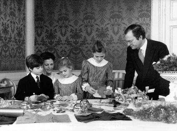 Stockholm 1988-12-16 Prins Carl Philip, drottning Silvia, prinsessan Madeleine, kronprinsessan Victoria och kung Carl XVI Gustaf julpysslar under den arliga julfotograferingen Stockholm Sverige x20360x *** Stockholm 1988 12 16 Prince Carl Philip, Queen Silvia, Princess Madeleine, Crown Princess Victoria and King Carl XVI Gustaf Christmas toys during the annual Christmas photography Stockholm Sweden x20360x,  Copyright: xLeifxRxJansson SvP TTx KUNGAFAMILJEN JULEN 1988