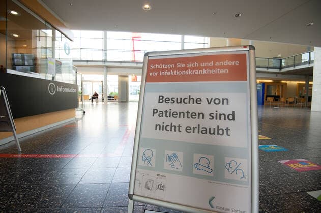 Intensivstation Klinikum Bad Cannstatt Einbau von neuen Lüftern in den Fenstern der Zimmer der Intensivstation um einen Unterdruck zu erzeugen und die verbrauchte Luft nach aussen zu blasen. Stuttgart Mitte Baden-Württemberg Deutschland Copyright: xXXXxLeif-HenrikxPiechowskix