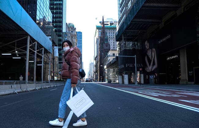 March 18, 2020, New York Manhattan, USA: woman with mask doing shopping walking Empty 5AV. As businesses and churches in NYC temporarily close or ask employees to work from home to stem the spread of the novel coronavirus. 03 18 20 New York Manhattan 5 AV. . New York Manhattan USA - ZUMAs252 20200318_znp_s252_006 Copyright: xMarcusxSantosx