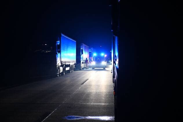Bautzen Ostsachsen - Megastau: Katastrophenschutzzug versorgt Kraftfahrer 17.03.2020 23:00 Uhr - 18.03.2020 02:00 Uhr Bautzen, Feuerwache Berufsfeuerwehr & Autobahn A4 BZ-Ost - Weißenberg Fotogtraf: LausitzNews Philipp Mann & LausitzNews Toni Lehder (Bitte IPTC-Daten beachten) In der Nacht zu Mittwoch staute sich der Verkehr auf der A4 in Richtung Görlitz auf über 50 Kilometern. Durch die Kontrollen am Grenzübergang nach Polen kamen tausende Kraftfahrer nicht mehr weiter. Im Verlauf der Nacht riss der Verkehr nicht ab, weshalb sich immer mehr Fahrzeuge anstellen mussten. Am Abend wurden die Katastrophenschutzzüge des Landkreises Bautzen alarmiert, um die gestrandeten Fahrer zu versorgen. Über 60 freiwillige Helfer trafen sich zunächst auf der Wache der Berufsfeuerwehr Bautzen, um Essen und Kaffee zu kochen, die Einsatztaktik zu bespreche Copyright: xLausitzNews.de PhilippxMannx