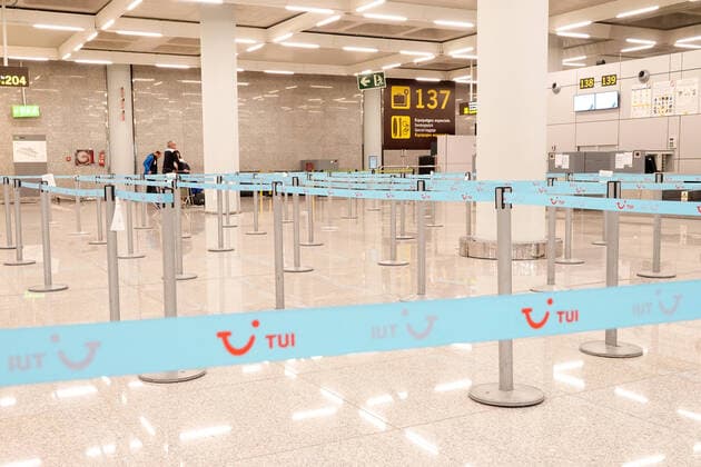 Coronavirus - Flughafen Palma de Mallorca 18.03.2020, ESP, Spanien, Mallorca, Palma: Menschenleerer Check-in-Schalter von TUI. Palma de Mallorca Mallorca Spanien