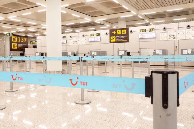 Coronavirus - Flughafen Palma de Mallorca 18.03.2020, ESP, Spanien, Mallorca, Palma: Menschenleerer Check-in-Schalter von TUI. Palma de Mallorca Mallorca Spanien