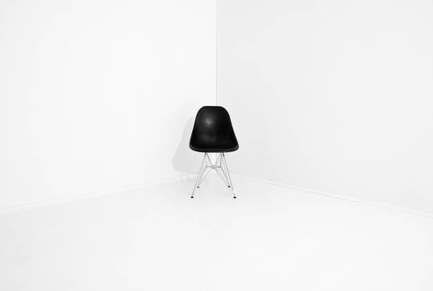 Designklassiker von Ray und Charles Eames Retro Chair Lonely retro chair in a corner of a white room  Copyright: xgemenacomx 1245548
