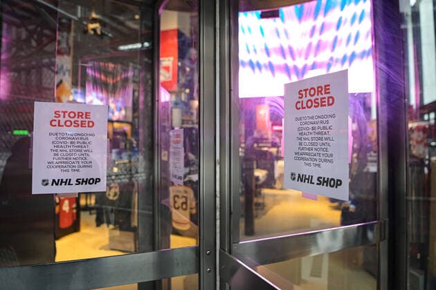 200318 Notes in the NHL Shop announcing a temporary closing as the Coronavirus, COVID-19, outbreak continues on March 18, 2020 in New York, NY, USA. Across the city businesses, schools and places of work have been shutting down, leading to empty streets and quiet neighborhoods. Photo: Joel Marklund BILDBYRAN kod JM 88127 bbeng coronavirus covid-19 virus corona sjukdom butik NHL National Hockey League NHL Shop ishockey ice hockey Copyright: JOELxMARKLUND 47079799st